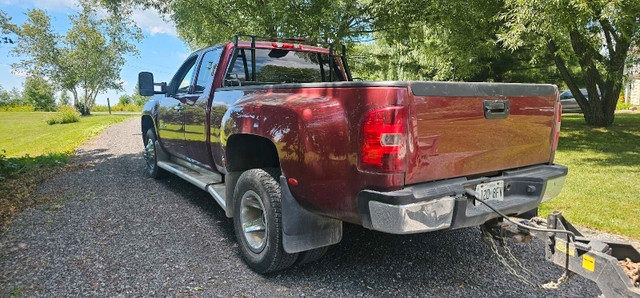 2009 gmc 3500 in Cars & Trucks in Ottawa - Image 2