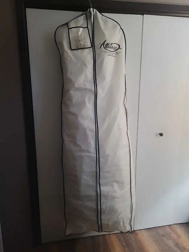 WEDDING DRESS in Wedding in Ottawa - Image 6