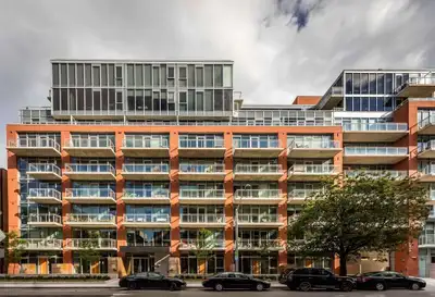 Top floor unit in luxury condo in the centretown edge of glebe. 1 bed, 1 den, 3 piece bathroom and i...