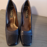 Ladies  navy blue heels ,leather . 6.5