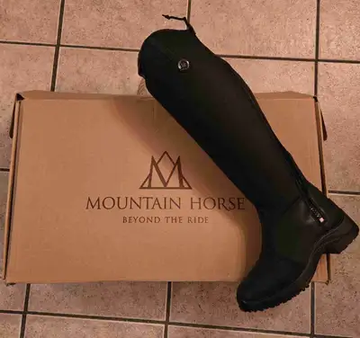 New in box, women's size 8 wide calf equestrian winter riding boots (black). Never worn. Calf 16 1/2...