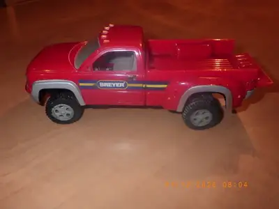 Pick-up BREYER en plastique rouge en très bon état. s.v.p. me faire une offre. Merci