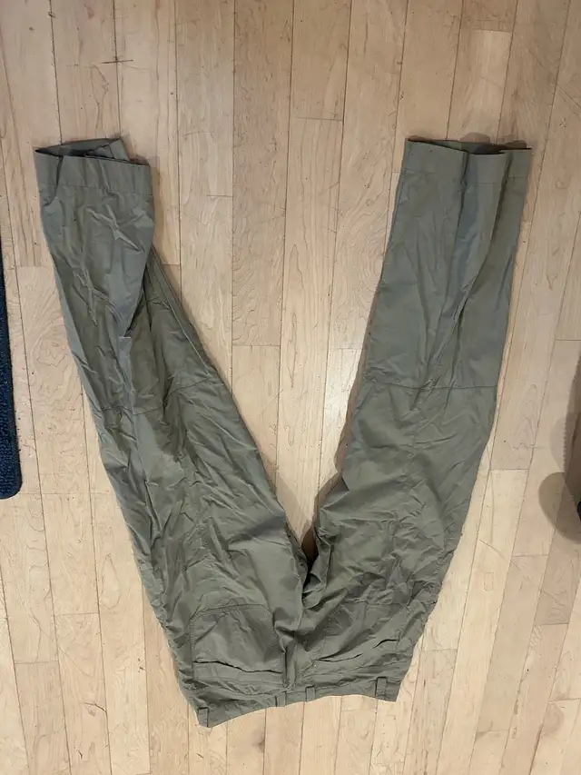 Arcteryx Pants for outdoors, waterproof in Women's - Bottoms in Ottawa - Image 4