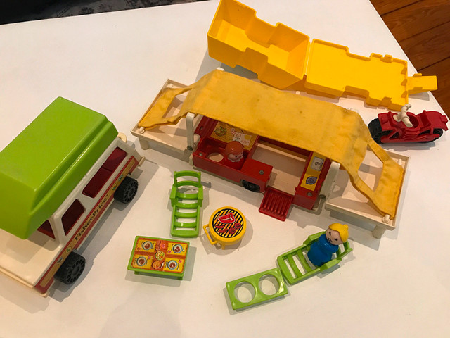 Vintage Fisher Price Play Family Car & Pop-Up Camper #992 in Toys & Games in City of Halifax - Image 3