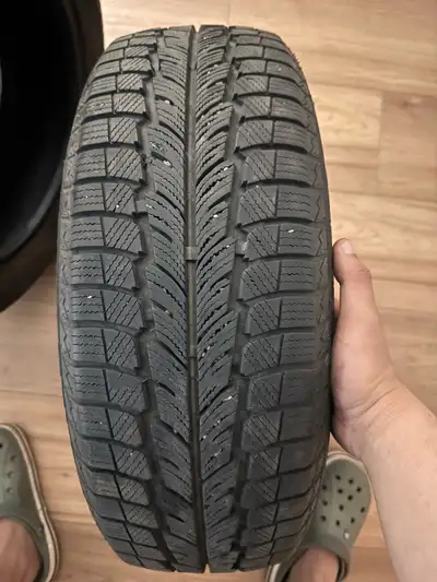 2 pneus d’hiver 185/60 R15 en très bonne etat. Textez moi sur 438 227 7701 si vous êtes intéressés