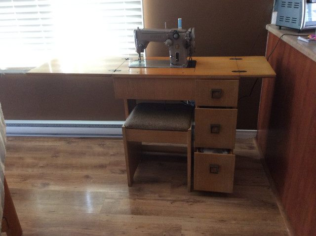 Machine à coudre avec meuble dans Autre  à Sherbrooke - Image 3