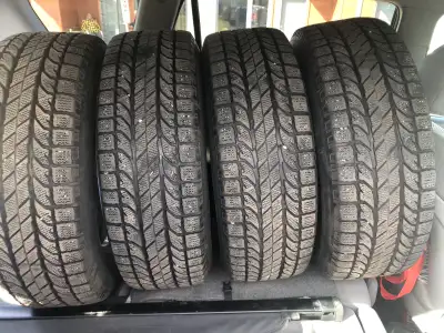 Je vends un ensemble de quatre pneus Goodyear 235/65R17 d'occasion, conçus pour offrir une excellent...