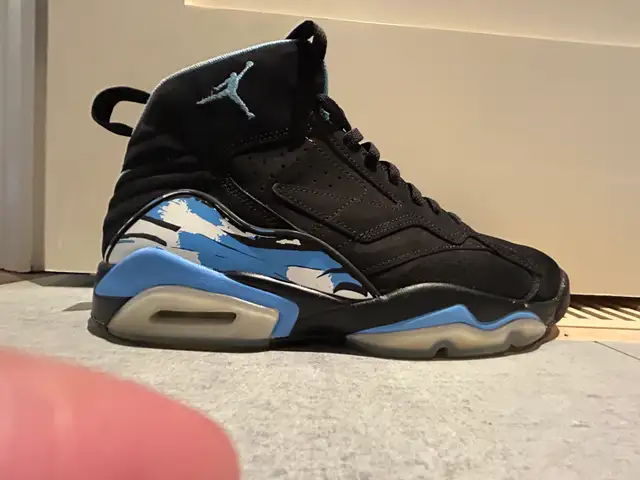 Jordan 6 Retro in Men's Shoes in Oakville / Halton Region - Image 3