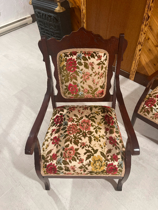 Chairs and Love seat (Antique) in Arts & Collectibles in Moncton - Image 2