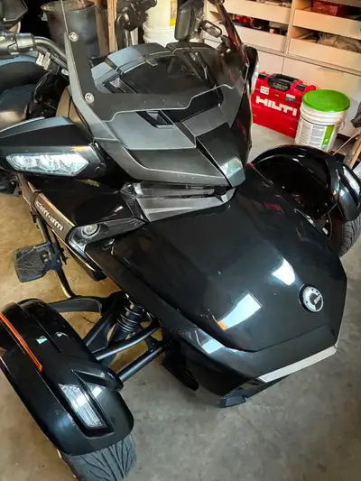 Spyder f3 Limited 41800 km 121 hp Essence Automatique 6 vitesses Moteur 1330 cc Démarreur électrique...