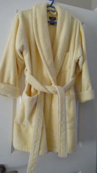A THICK, SOFT, BEAUTIFUL CONDITION, BATH ROBE