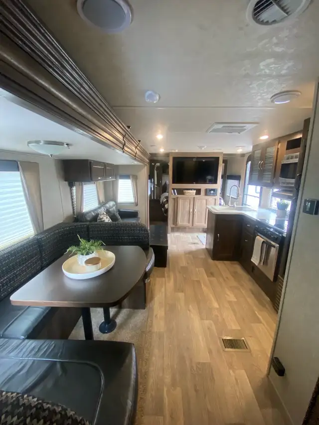 Your search for the perfect family camper stops here! in Travel Trailers & Campers in Regina - Image 5