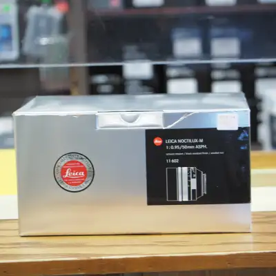 Leica Noctilux-M 50mm 0.95 in very good condition. Comes with the caps, filter and black lens pouch...