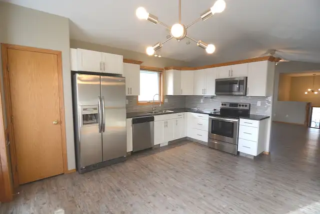 Kentwood Bright 3 Bed 2 Bath Main Floor $2,000 Utilities Inc.