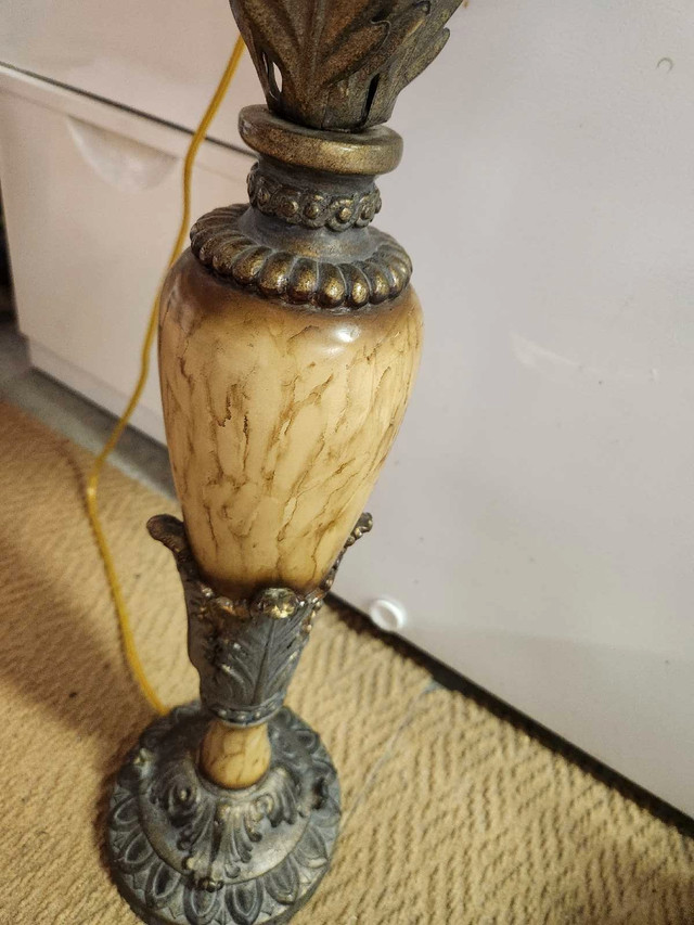 Table lamp in Indoor Lighting & Fans in Oakville / Halton Region - Image 2