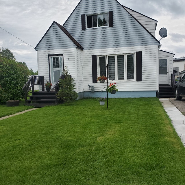 Nice home for sale on nice quiet street, with private backyard Houses