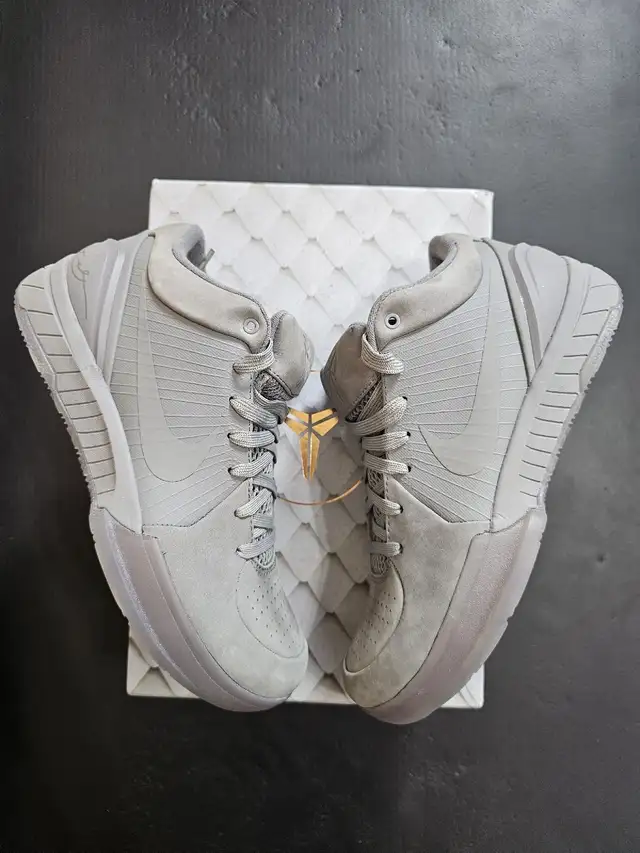 Kobe 4 Fade to Black size 8 in Men's Shoes in Mississauga / Peel Region - Image 5