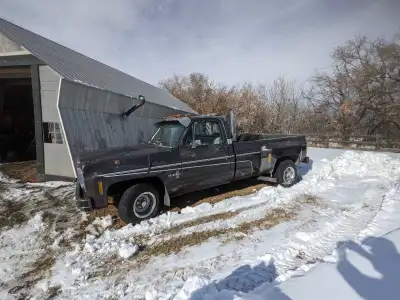 Chevy Dually 1973 Custom made Tilt front end hood 1/2 ton. Hot 350 engine . 4 speed 6 new tires. 45...