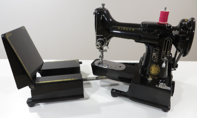 222K Singer Featherweight/Swiss made Automatic ZigZag Attachment in Hobbies & Crafts in Hamilton - Image 4