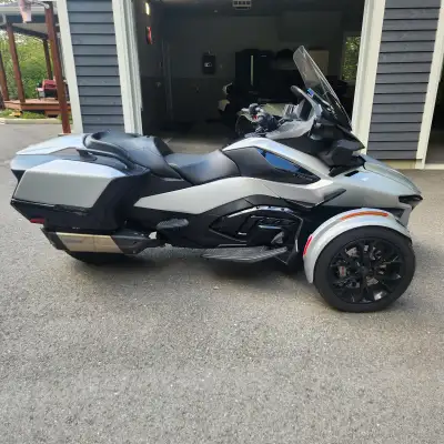 Très beau Spyder RT 2024, gris hyper argent. Le véhicule a seulement 9500 KM et est très propre. * S...