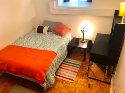 Private room Lease Takeover – Prime Sandy Hill ($800 ALL-INCLUSIVE) This is a female only house. Loo...