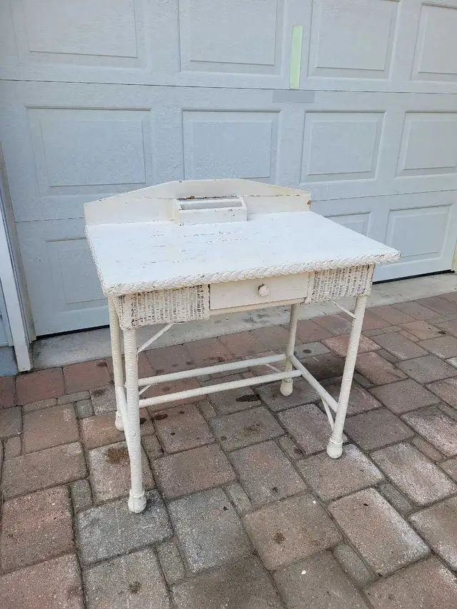 Antique Wicker Desk - Vintage Country Collectible in Other Tables in Mississauga / Peel Region - Image 2