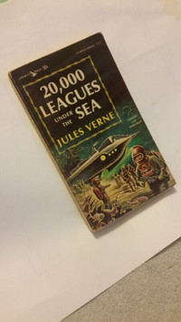 Vintage paperback 20,000 Leagues Under the Sea nice cover book