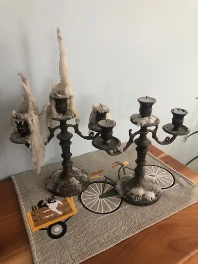 Deux chandeliers en métal ( les deux 25$), View more