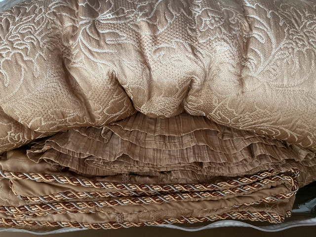 King Comforter Set 4 Piece in Bedding in Calgary - Image 2