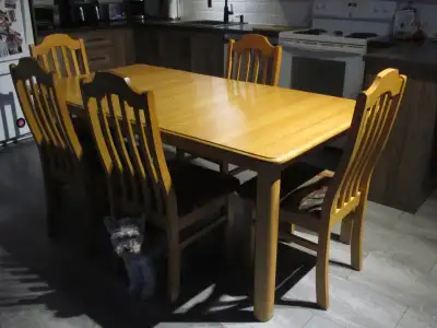 table de cuisine en érable avec 5 chaises et 2 ralonges, View more