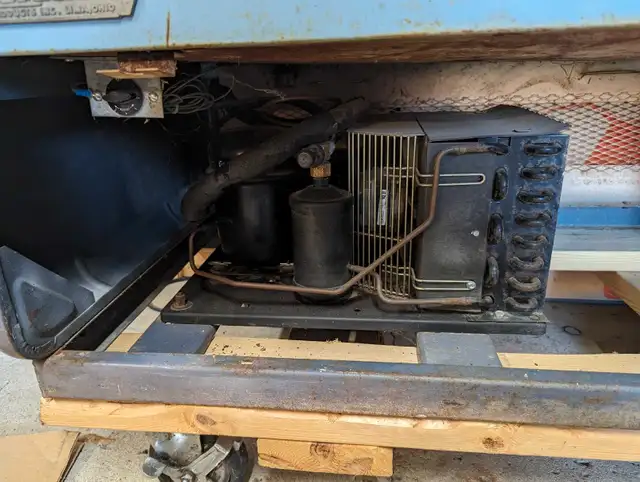 vintage Pepsi machine (water cooled) in Garage Sales in City of Toronto - Image 4
