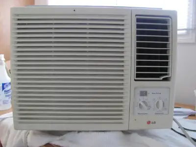 Air climatisé - Air conditioning – 10 000 BTU LG 10000 BTU air conditioning, very good condition and...