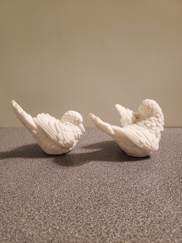 Alabaster White Doves Vintage Dove Figurines, Bird Sculptures, in Arts & Collectibles in City of Toronto - Image 4