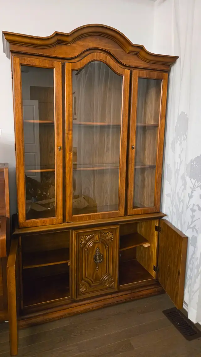 Wooden Buffet & Hutch in Hutches & Display Cabinets in Ottawa - Image 5
