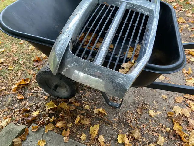 2007 dodge Ram 15 25 35 5500 front grill grille auto body parts in Auto Body Parts in Oakville / Halton Region - Image 2