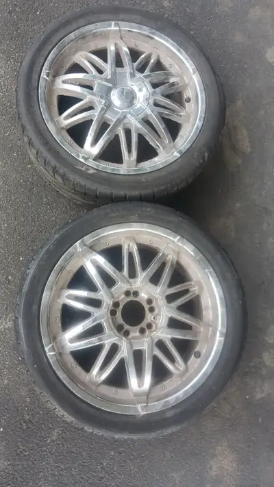 Paire de jantes 18 pouces en aluminium à vendre pour 80 $ la paire ou 45 $ chacun. Les pneus 235/40R...