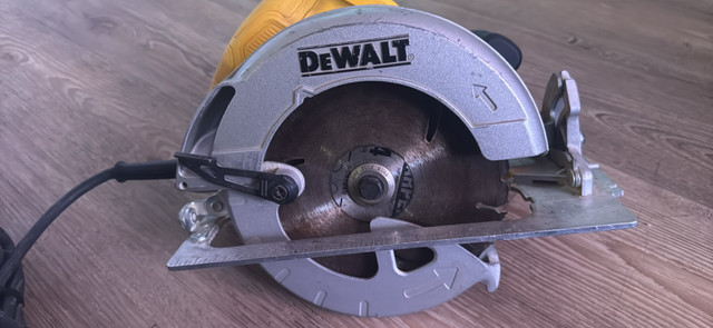 DeWalt dwe 575  7  1/4 “ circular saw  in Power Tools in City of Toronto - Image 2