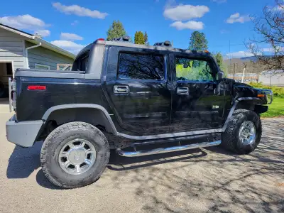 2006 Hummer H2 SUT. All wheel drive. 212,500 km, air conditioning, leather, heated seats, navigation...