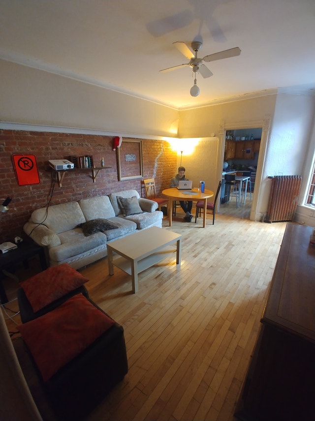 100 Ave des Pins E — photo 2