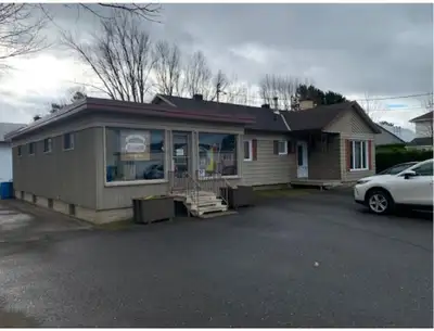 Au centre du village de St-Gilles (155 rue Montminy) dans Chaudière-Appalaches. Maison à vendre avec...