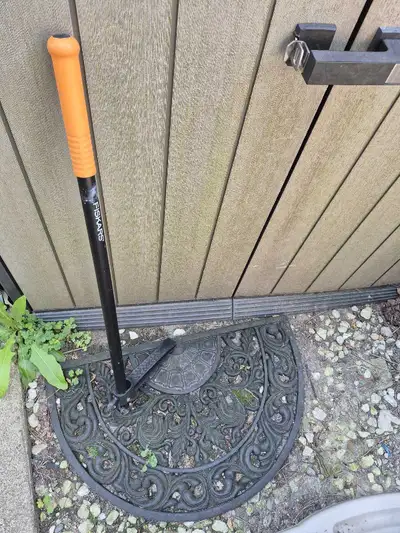 In excellent condition like new. Ready to weed your lawn.