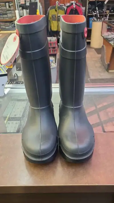 Dunlop mens safety boots available in size 8, View more