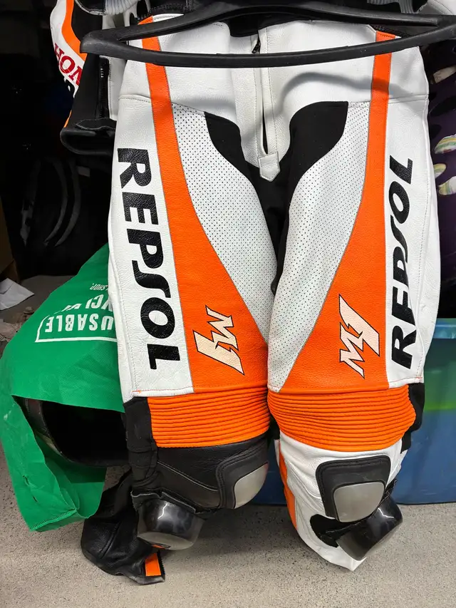 Repsol two piece Leather suit & boots in Sport Bikes in Sudbury - Image 4
