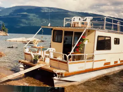 34' Houseboat on trailer. -Owner since 1989. Summers at Nakusp Marina, winters removed from water an...