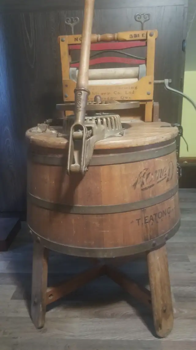 Antiquité, laveuse en bois Eaton in Arts & Collectibles in Lévis - Image 3