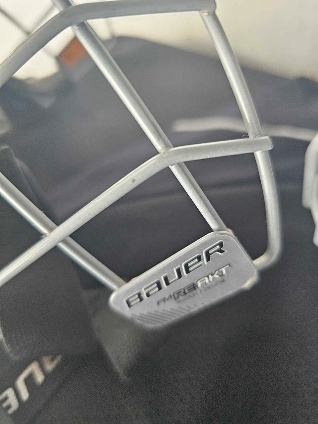 Bauer Helmet Cage/Facemask in Hockey in Markham / York Region - Image 3