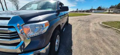 Toyota tundra 2017 5.7 147000 km jamais accidenté pour plus de renseignements 581-246-4571