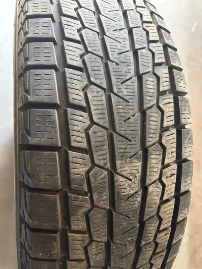 4 pneus d'hiver P215/70/16 100T Yokohama IceGuard G075 27.5% d'usure, mesure 9-8-9-9/32 215/70/16, P...