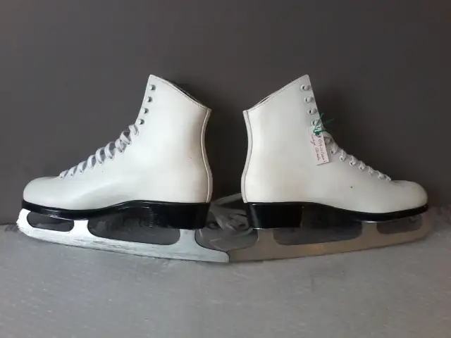Patins à glace femme (2 pres X 9-9.5/3 pres X 9.5-10)/$40.00 pre in Skates & Blades in City of Montréal - Image 7