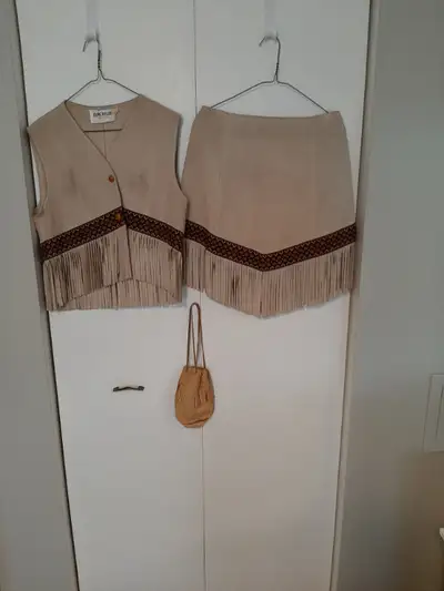 Cute suede vest, skirt by Irving Posluns and a pouch bag Colour: beige/brown Size: 8-10